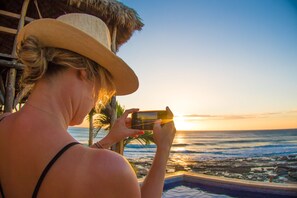 2 outdoor pools, free cabanas, sun loungers - Miramar Surfcamp (Nagarote)