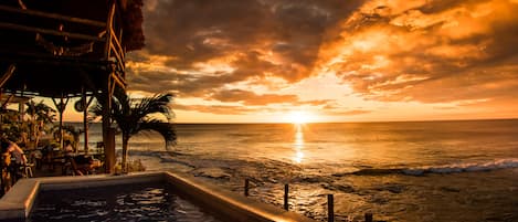 2 piscines extérieures, cabanons gratuits, chaises longues