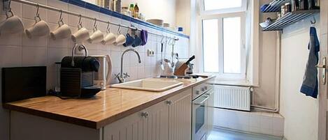 Chambre Double (St. Pauli) | Cuisine privée | Réfrigérateur, micro-ondes, four, plaque de cuisson