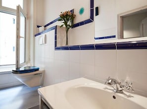 Double Room (St. Pauli) | Bathroom | Shower, hair dryer, towels