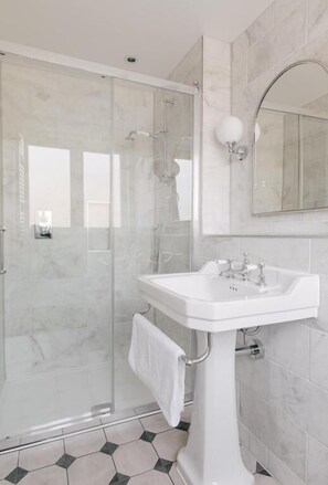 Quarto casal clássico (Superior King) | Banheiro | Produtos de toalete grátis, secador de cabelo, roupões de banho 