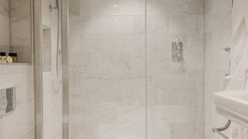 Deluxe King with Bath | Individually decorated, individually furnished, desk, blackout curtains