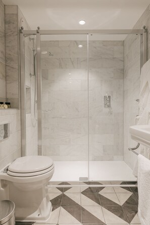 Doppia Deluxe (Deluxe King with Bath) | Con stile personalizzato, con arredamento individuale, una scrivania