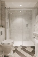 Deluxe King with Bath | Individually decorated, individually furnished, desk, blackout drapes