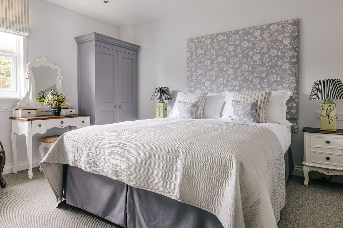 Classic King Room | Individually decorated, individually furnished, desk, blackout drapes