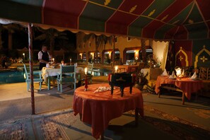 Se sirven cenas y cocina marroquí 