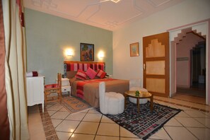 Suíte júnior | 1 quarto, roupas de cama premium, frigobar, cortinas blackout