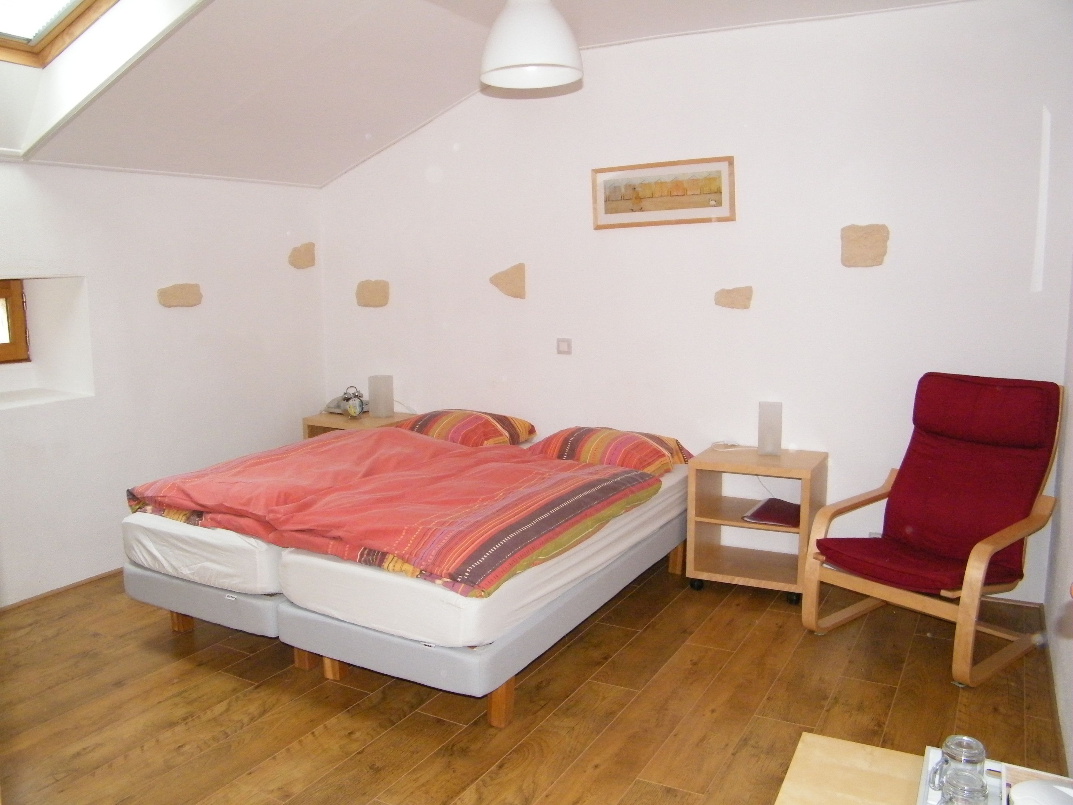 舒適三人房 | 客房內保險箱、免費無線上網、床單