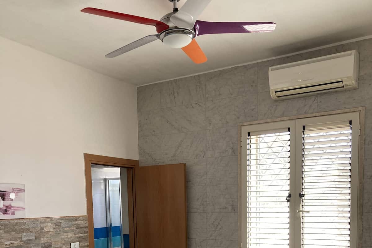 Ropa de cama de alta calidad y tabla de planchar con plancha