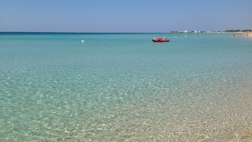 Sulla spiaggia, sabbia bianca, 2 bar sulla spiaggia