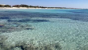 Perto da praia, areia branca, 2 bares na praia