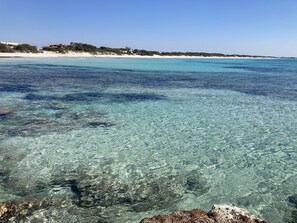 Plage, sable blanc, 2 bars de plage
