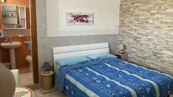 Comfort Double Room | Premium bedding, iron/ironing board, free WiFi, bed sheets