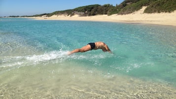 Am Strand, weißer Sandstrand, 2 Strandbars