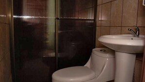 Basic-Haus, 2 Schlafzimmer | Badezimmer | Dusche, kostenlose Toilettenartikel, Handtücher