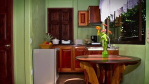 Basic-Haus, 2 Schlafzimmer | Eigene Kochnische | Wasserkocher mit Kaffee-/Teezubehör, Kühlschrank, Herdplatte