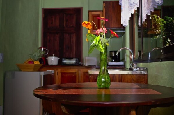 Basic House, 2 Bedrooms | In-room dining - Casa El Cafetal (Monteverde)