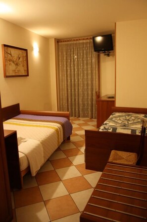 A hotel room with two beds, a television, a desk, and a window with curtains. - Alloggio Casa Hellen (Monteforte d'Alpone)