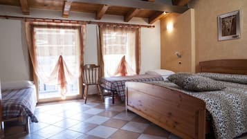 Family Room | In-room safe, desk, soundproofing, free WiFi