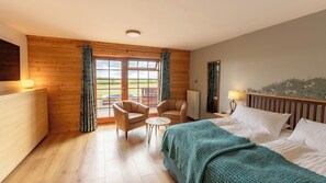 ملاءات للفراش لا تسبب الحساسية وميني بار وخزنة داخل الغرفة ومكتب