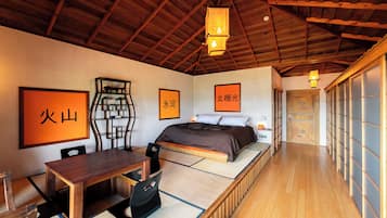 ملاءات للفراش لا تسبب الحساسية وميني بار وخزنة داخل الغرفة ومكتب