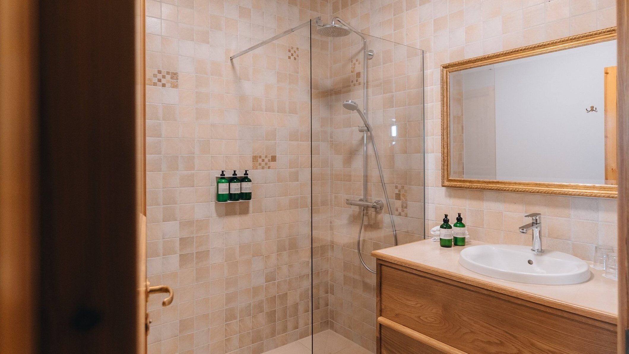 standard double or twin room | bathroom | combined shower/bathtub, jetted bath, free toiletries, hair dryer