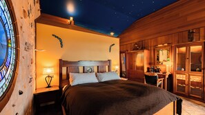 Suite Junior, pemandangan sungai | Seprai antialergi, minibar, brankas, dan meja kerja