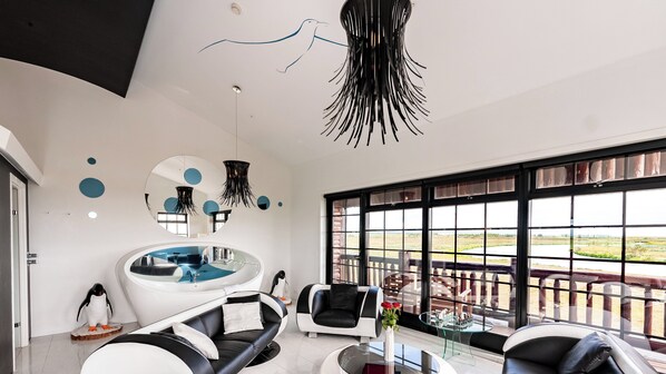 ملاءات للفراش لا تسبب الحساسية وميني بار وخزنة داخل الغرفة ومكتب