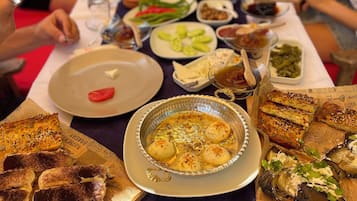 Petit déjeuner composé de spécialités régionales compris tous les jours