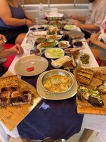 Desayuno con opciones de la cocina local incluido todos los días 