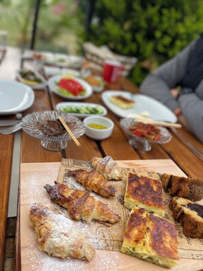 Desayuno de cocina local incluido todos los días