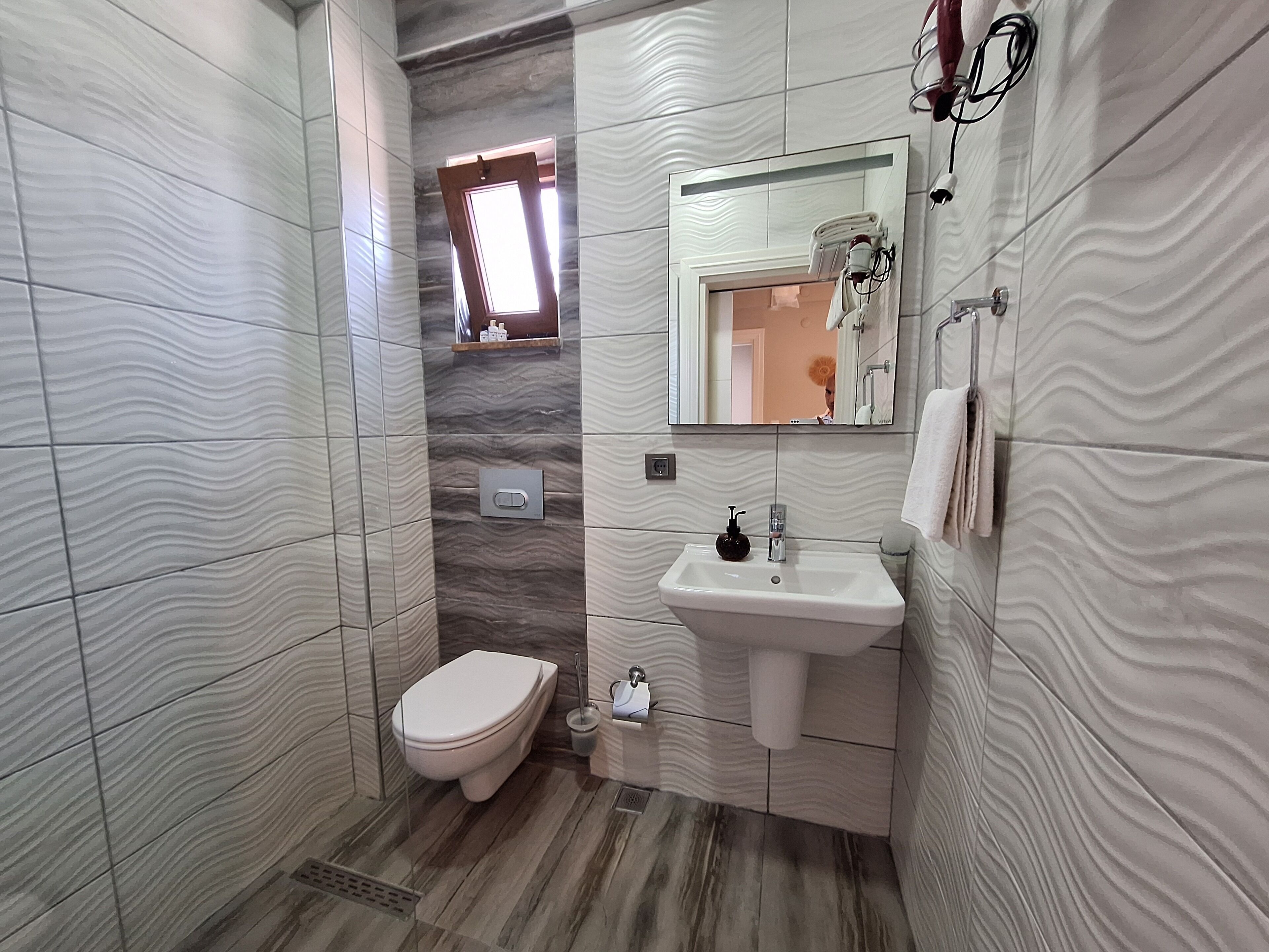 standard double room | bathroom | shower, free toiletries, hair dryer, towels