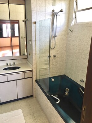 Standard Shared Dormitory, Women only | Jetted bathtub - Hostel Berghaus (Florianópolis)