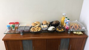 Una mesa de buffet con diferentes alimentos y bebidas.