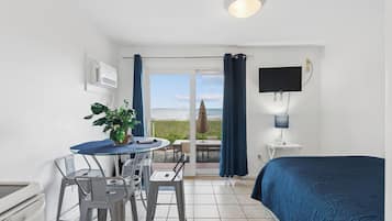 Deluxe Room, Kitchenette, Beachfront | Free WiFi, bed sheets