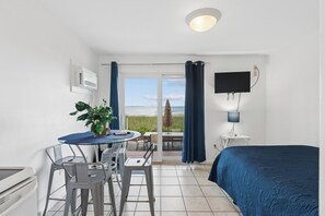 Deluxe-Zimmer, Kochnische, Strandnähe | Kostenloses WLAN, Bettwäsche