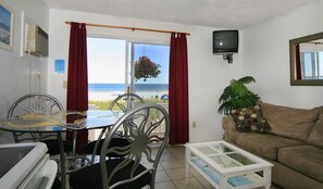 Rom – deluxe, tekjøkken, ved strandkanten | Wi-fi (inkludert) og sengetøy