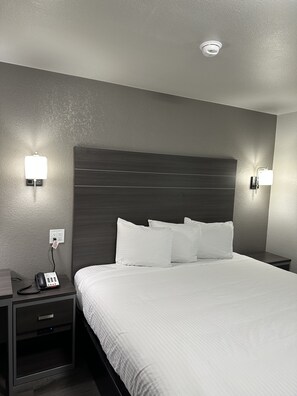 Standaard kamer, 1 kingsize bed, niet-roken | Een bureau, een strijkplank/strijkijzer, gratis wifi, beddengoed