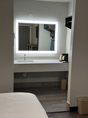 Een bureau, een strijkplank/strijkijzer, gratis wifi, beddengoed