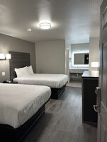 Escritorio, tabla de planchar con plancha, wifi gratis y ropa de cama