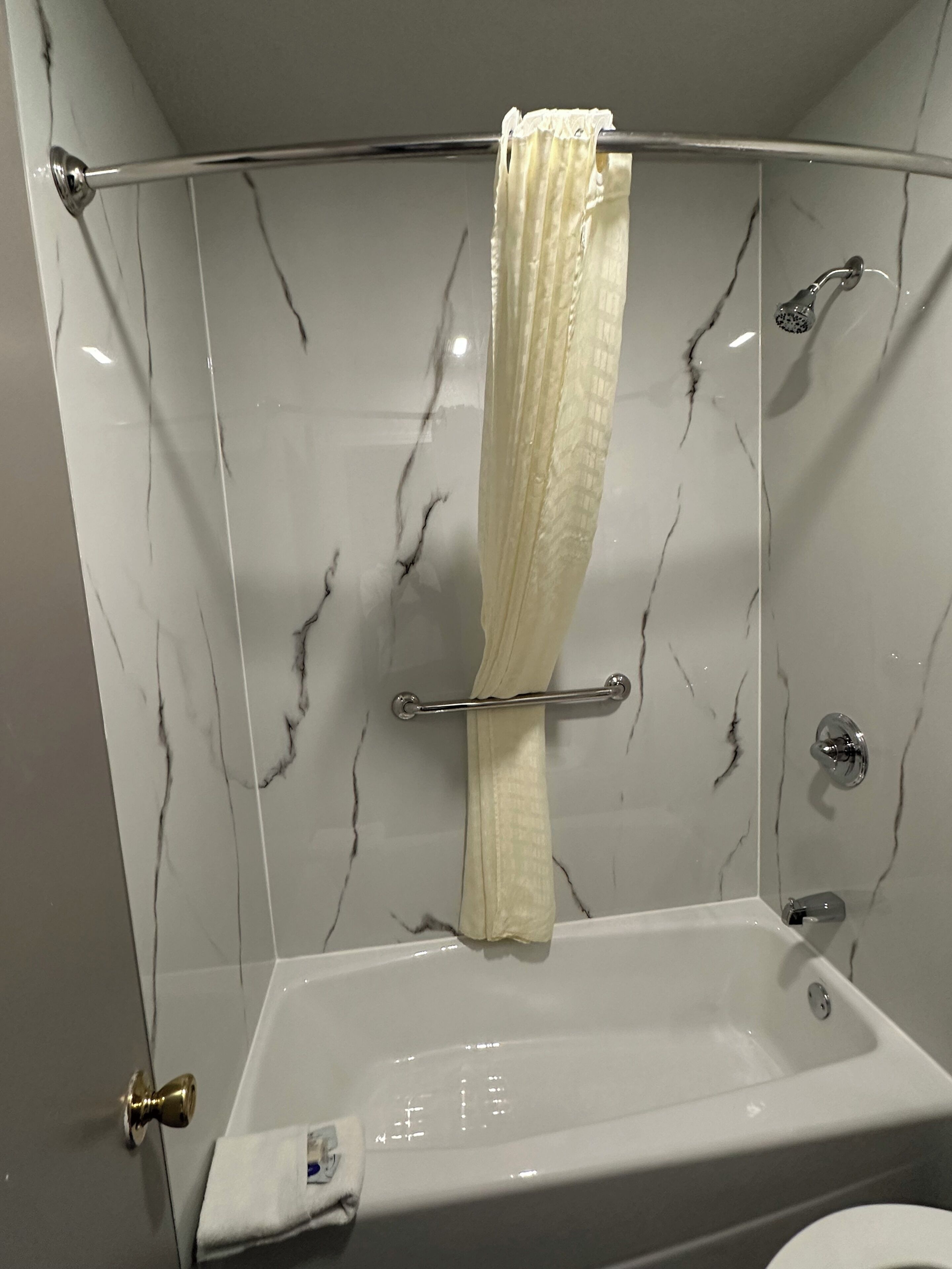 Combined shower/tub, free toiletries, bathrobes, towels