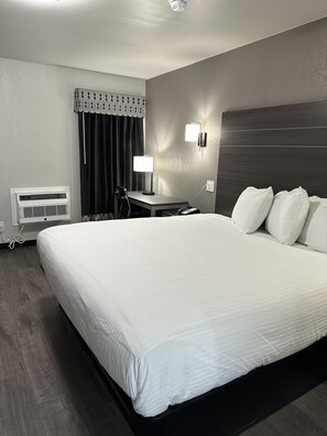 Standaard kamer, 1 kingsize bed, niet-roken | Een bureau, een strijkplank/strijkijzer, gratis wifi, beddengoed