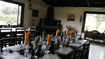 Phục vụ bữa sáng, bữa trưa, bữa tối, món địa phương và quốc tế