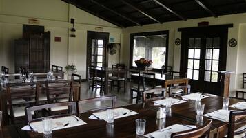 Aperto a colazione, pranzo e cena, cucina locale e internazionale