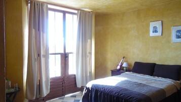 Escritorio, wifi gratis y ropa de cama