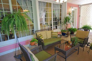 Terrace/patio - Cedar Crest Inn (Asheville)