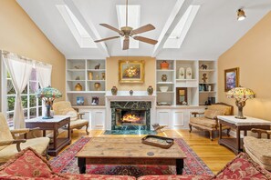 Room, 1 King Bed | Living area | Flat-screen TV - Cedar Crest Inn (Asheville)