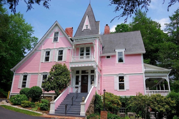 住宿正面 - 傍晚/夜晚