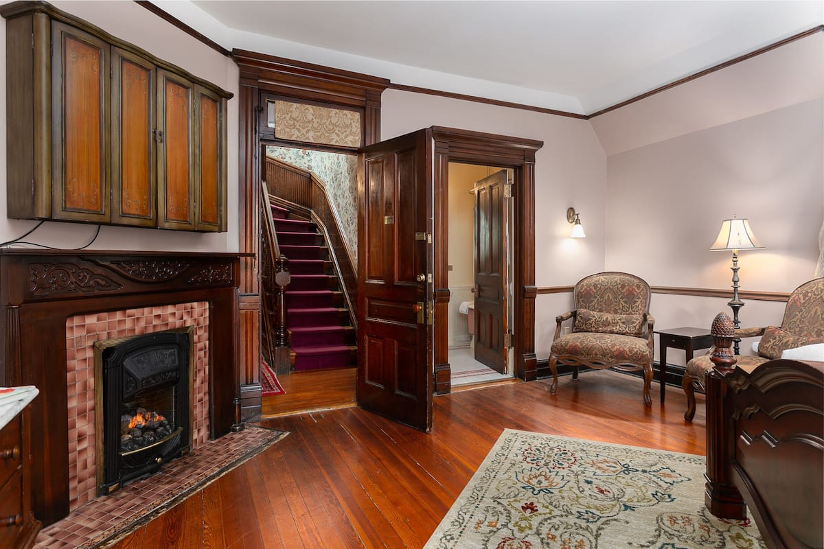 Oda, Özel Banyo (The Queen Anne Room) | Kaliteli yatak takımı, ayrı ayrı dekore edilmiş, ayrı ayrı döşenmiş