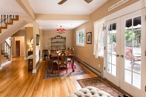 Flat-screen TV - Cedar Crest Inn (Asheville)